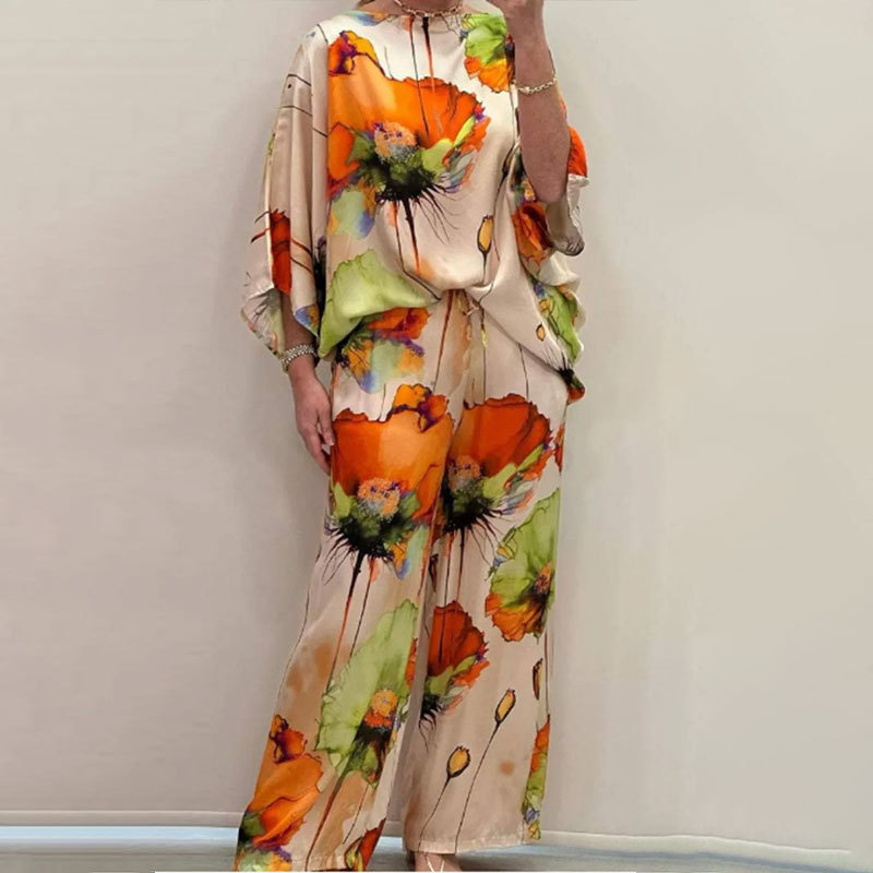 Exotic, comfortable and elegant jumpsuit with round neckline and print