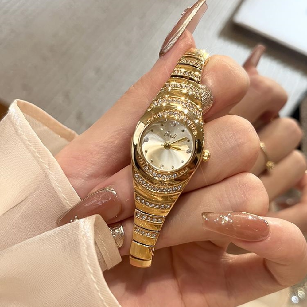 Fashionable and high-end diamond-set ladies' quartz watch