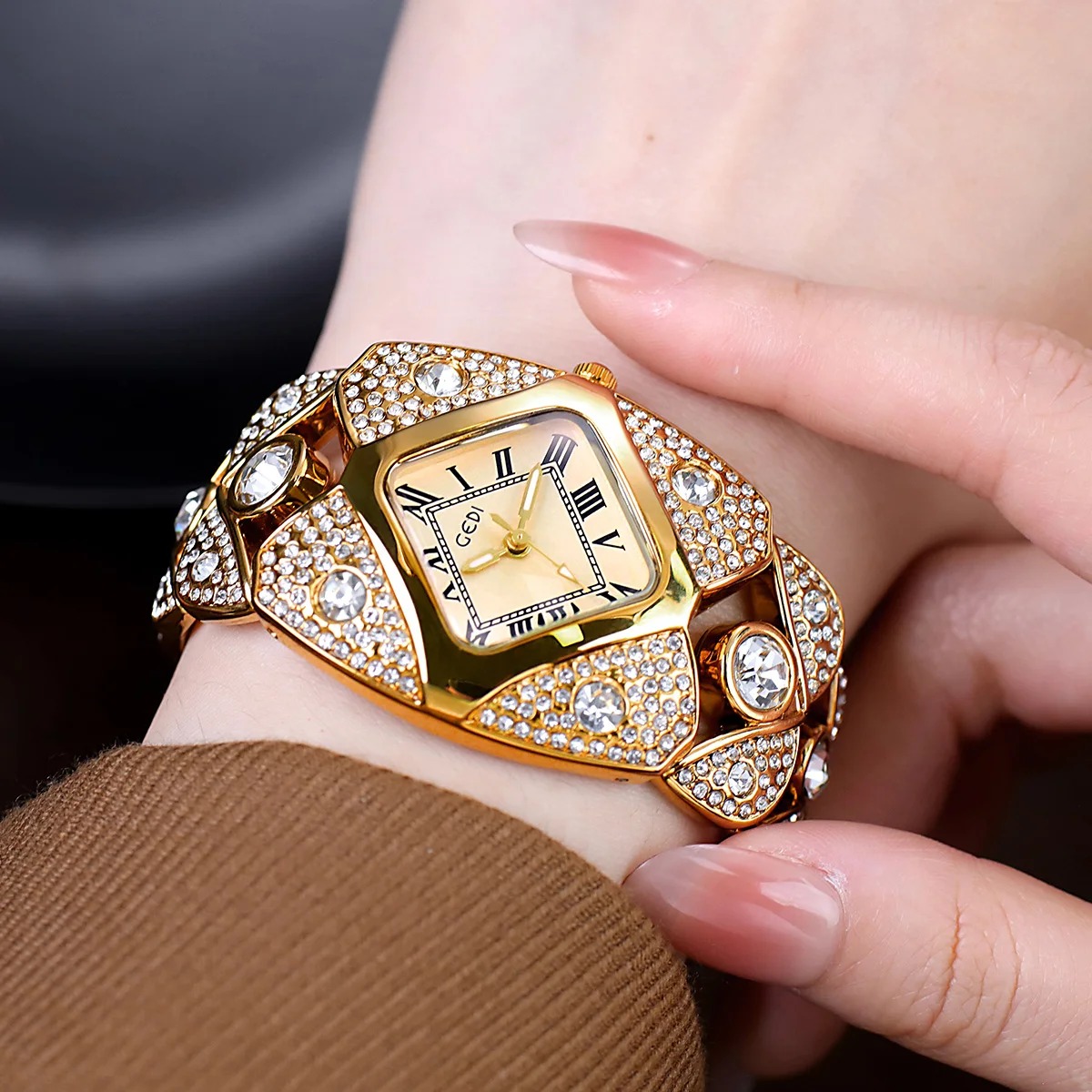 Women's Retro Quartz Watch with Sparkling Rhinestones
