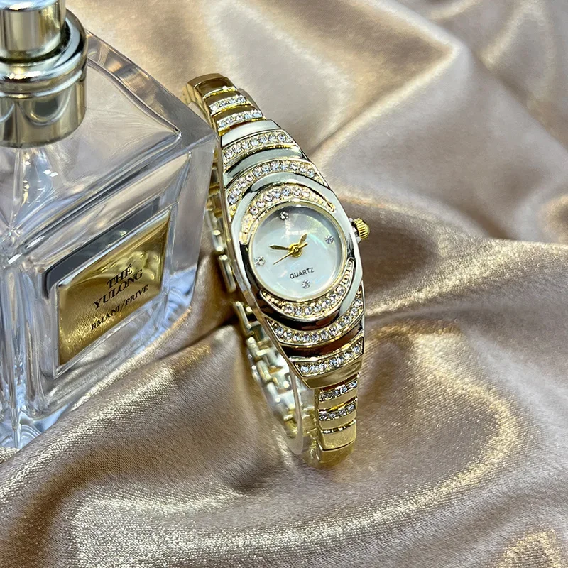 Damen-Armbanduhr mit Strasssteinen